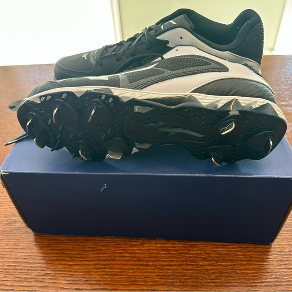 Mizuno Women’s Metal Softball Cleats - Picture 4 of 6